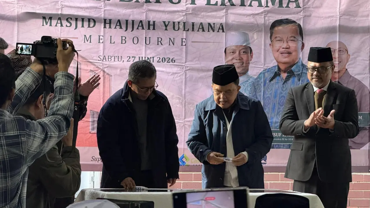 Ketua Dewan Masjid Indonesia (DMI), Jusuf Kalla, melakukan peletakan batu pertama pembangunan Masjid Hajjah Yuliana di Melbourne, Australia, Sabtu (27/6) (Istimewa)