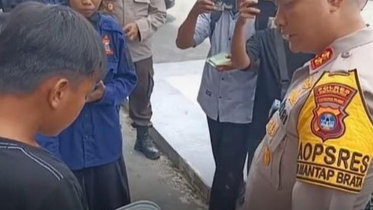 Kapolres Kotabaru AKBP Tri Suhartanto mencuri perhatian lantaran aksinya mencium tangan bocah penjual kue viral di media sosial.