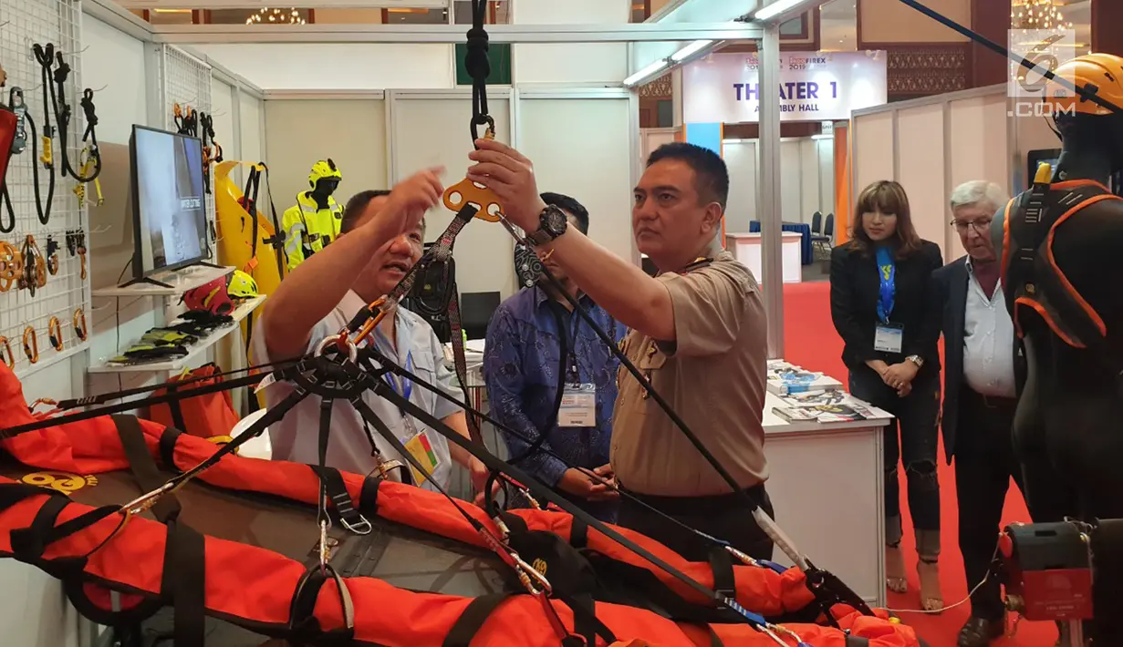 Kadiv Humas Polri, Irjen Pol. Muhammad Iqbal mengunjungi salah satu stan saat gelaran Indo Security dan Indo Firex 2019 Expo & Forum di JCC, Jakarta, Kamis (18/7/2019). Pameran ini mendapat apresiasi positif dari Kepolisian Negara Republik Indonesia (Polri). (Liputan6.com/HO/Iwan)