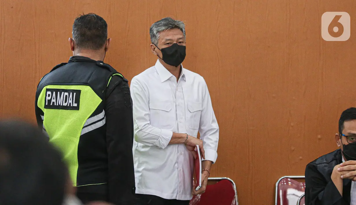 Mantan Kepala Biro Pengamanan Internal (Karo Paminal) Divisi Profesi dan Pengamanan (Propam) Polri Brigjen Hendra Kurniawan (tengah) tiba untuk menjalani sidang perdana di Pengadilan Negeri Jakarta, Rabu (19/10/2022). Hendra menjalani sidang dengan agenda pembacaan surat dakwaan kasus obstruction of justice atau perintangan proses penyidikan terkait perkara dugaan pembunuhan berencana terhadap Nofriansyah Yosua Hutabarat atau Brigadir J. (Liputan6.com/Faizal Fanani)