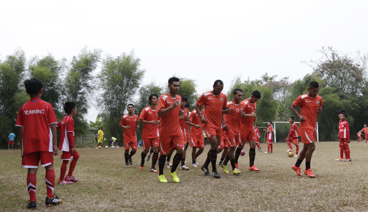 Persija berlatih dengan berbagi lapangan bersama anak-anak SSB Pelita Jaya jelang Piala Jenderal Sudirman di Lapangan National Youth Training Center, Sawangan, Depok, Jumat (30/10/2015). (Bola.com/Vitalis Yogi Trisna)