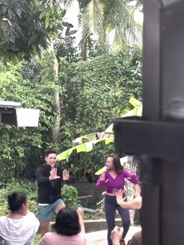 6 Potret Andrew White Jadi Instruktur Senam Ibu-Ibu Kompleks, Bikin Semangat