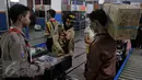 Sejumlah anggota pramuka membantu penanganan arus mudik di Pelabuhan Merak, Cilegon, Banten, Senin (13/7/2015). Selain polisi, sejumlah relawan dari anggota Pramuka juga ikut membantu kelancaran arus mudik 2015. (Liputan6.com/Johan Tallo)