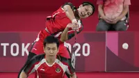 Pasangan Mohammad Ahsan dan Hendra Setiawan berhasil menang pada pertandingan kedua mereka di Grup D bulu tangkis ganda putra Olimpiade Tokyo 2020 dua gim langsung. Partandingan Ahsan/Hendra dan Chia/Soh berjalan selama 34 menit. (Foto: AP/Dita Alangkara)