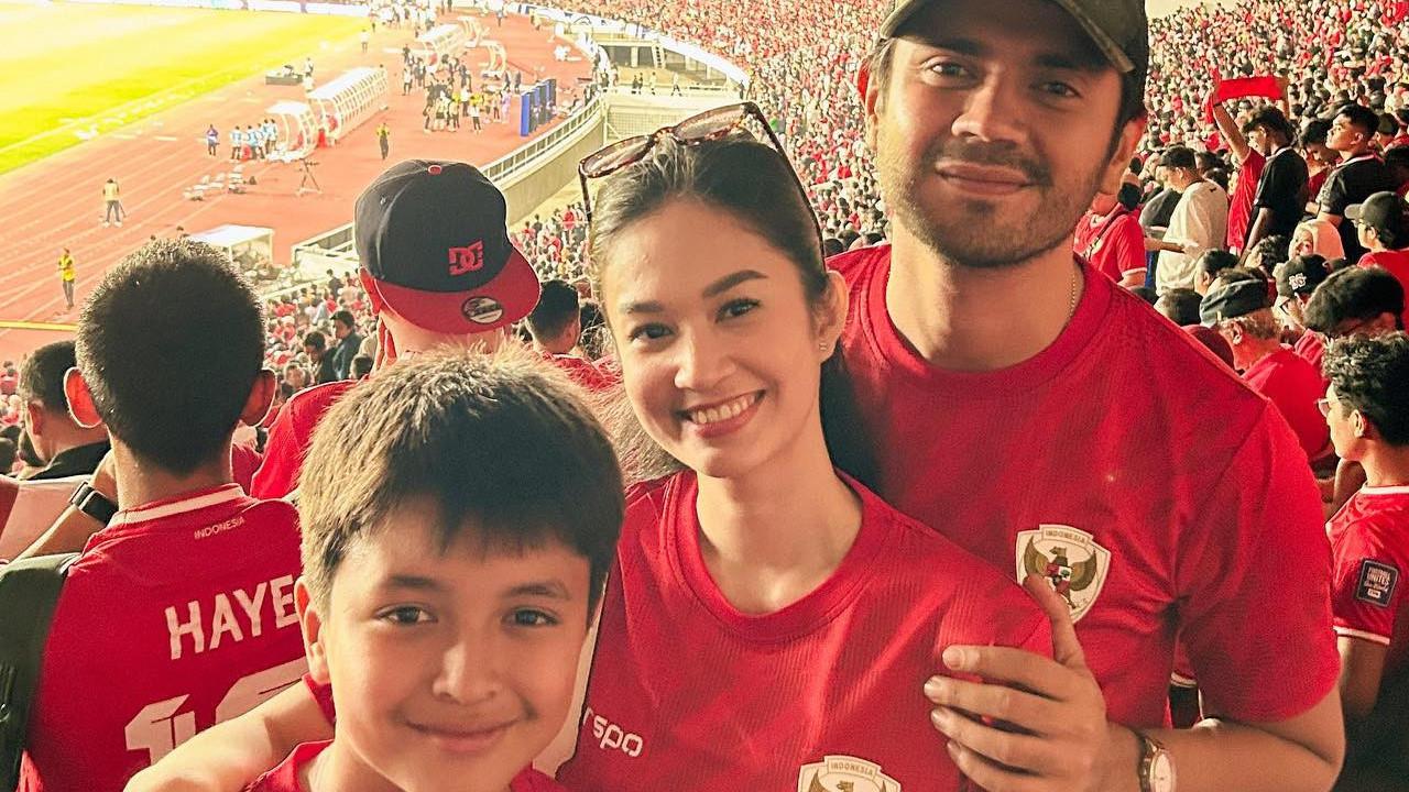 Potret Faradilla Yoshi Nonton Langsung Pertandingan Timnas Indonesia vs Australia di GBK, Penampilannya Disebut Masih Seperti Anak Gadis