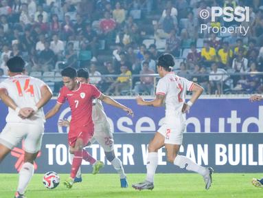 Pemain depan timnas Indonesia, Marselino Ferdinan (tengah) mencoba menembus barisan pertahanan Myanmar saat laga kualifikasi Grup B Piala AFF 2024 yang berlangsung di Stadion Thuwunna, Yangon, Senin (9/12) malam. (Foto: PSSI)