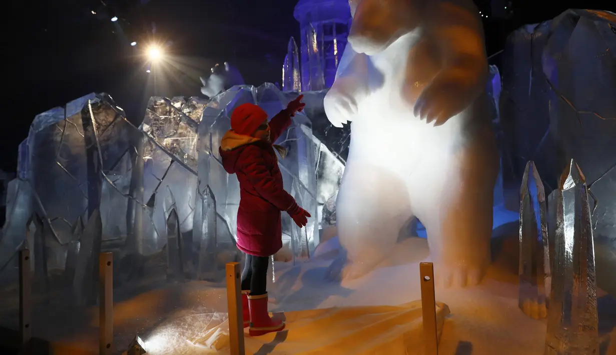 Seorang anak menunjuk patung es berbentuk beruang di kerajaan es Hyde Park Winter Wonderlands Magical Ice, London, Kamis (17/11). Hyde Park Winter Wonderlands Magical Ice menampilkan berbagai keunikan patung dari es. (Reuters/stefan wermuth)