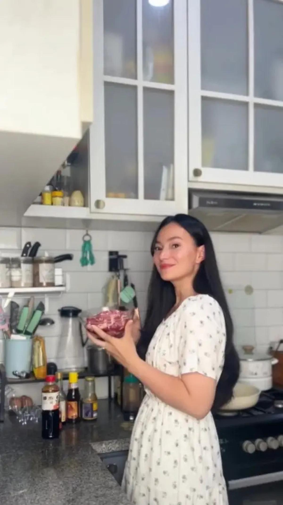 Desain Dapur Asmirandah, Tunjukkan Sisi Sederhana yang Elegan