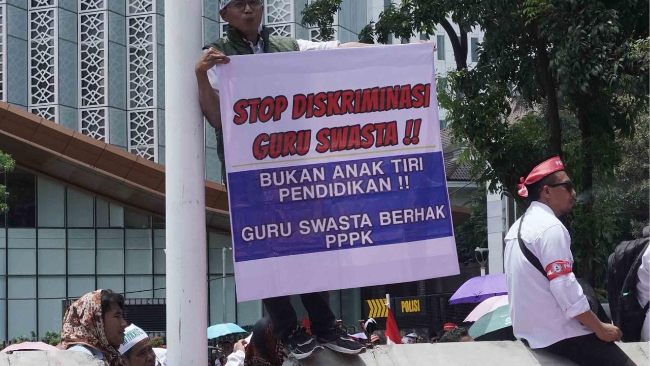 FOTO: Demo Guru Madrasah SwastaTuntut Diangkat Jadi PPPK