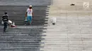 Pekerja membersihkan lantai tangga gedung Parlemen, Senayan, Jakarta, Senin (31/7). Bersih - bersih ini dilakukan tiga bulan sekali untuk perawatan Gedung MPR/DPR/DPD. (Liputan6.com/Johan Tallo)
