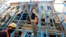 Para pekerja memperbaiki bangunan yang rusak akibat ledakan di Beirut, Lebanon, pada 21 Agustus 2020. Warga Lebanon memulai upaya rekonstruksi menyusul ledakan pada 4 Agustus yang mengguncang Pelabuhan Beirut dan menewaskan sedikitnya 177 orang. (Xinhua/Bilal Jawich)