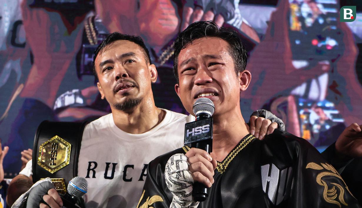 Paris Pernandes menangis setelah laga melawan Rudy Golden Boy dalam ajang HSS Series 7: The Redemption di W Super Club Gatsu, Jakarta, pada Sabtu (7/2/2026). (Bola.com/Nur Iman Ali)