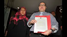 Pengacara Komjen Budi Gunawan, Razman Arif Nasution (kanan) memperlihatkan berkas ketika melaporkan pimpinan KPK ke Kejaksaan Agung di Jakarta, Rabu (21/1). (Liputan6.com/Miftahul Hayat)