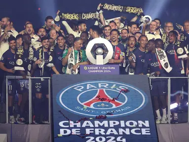 Para pemain dan staf Paris Saint-Germain merayakan gelar juara Ligue 1 Prancis dalam upacara usai pertandingan sepak bola Ligue 1 Prancis melawan Toulouse (TFC) di stadion Parc des Princes, Paris pada 12 Mei 2024. (FRANCK FIFE/AFP)