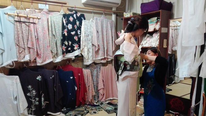 Belum lengkap bila tidak mencoba Kimono layaknya Samurai. Di Kanazawa terdapat beberapa penyewaan Kimono. Ada yang penyewaan Kimono kualitas bagus di Kaga Yuzen, di Koshomachi 8-8. Harga termurah adalah 2000 yen hingga 6000 yen per empat jam (Andry Haryanto/Liputan6.com)