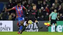 Gelandang Arsenal, Mesut Ozil, berusaha mengahdang bek Crystal Palace, Timothy Fosu-Mensah, pada laga Premier League di Stadion Selhurst Park, Jumat (29/12/2017). Arsenal menang 3-2 atas Crystal Palace. (AP/Alastair Grant)