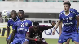 Striker PSM Makassar, Guy Junior, berebut bola dengan pemain Becamex Binh Duong, Dinh Hoang Max, pada laga semifinal Zona ASEAN Piala AFC 2019 di Stadion Pakansari, Rabu (26/6). PSM menang 2-1 atas Becamex Binh Duong. (Bola.com/M Iqbal Ichsan)