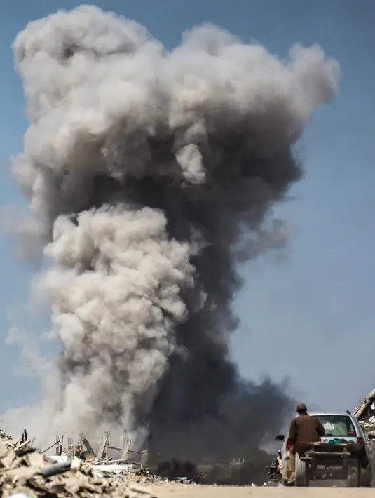 Salah satu petugas medis mengatakan, kematian terbaru dalam operasi Israel tersebut diakibatkan oleh serangan terpisah Israel di Khan Younis di selatan, Jabalia di utara, dan Nuseirat di Jalur Gaza tengah. (Bashar TALEB/AFP)