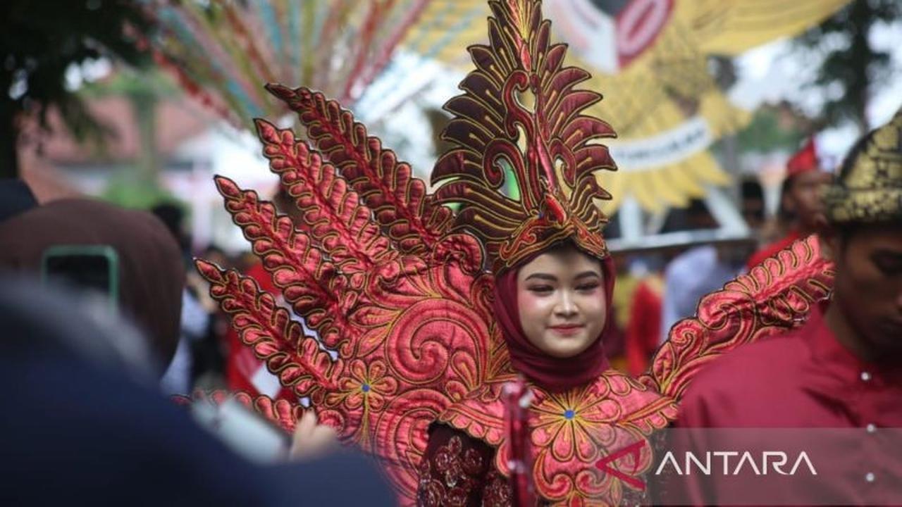 Tahukah Anda? 43 Tim Meriahkan Karnaval HUT RI Bangka Barat, Semangat Tak Luntur Meski Diguyur Hujan