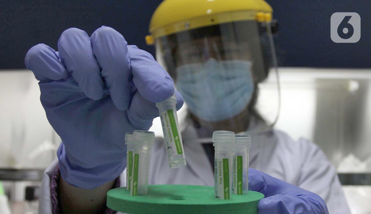 Doktor Tjandrawati Mozef Peneliti Biokimia Farmasi LIPI yang juga penemu menunjukan detection kit "QIRANI 19 " atau alat deteksi alternatif virus corona di Laboratorium Kimia Lembaga Ilmu Pengetahuan Indonesia (LIPI) Puspiptek Serpong, Tangerang Selatan, Rabu (26/8/2020). (merdeka.com/Arie Basuki)