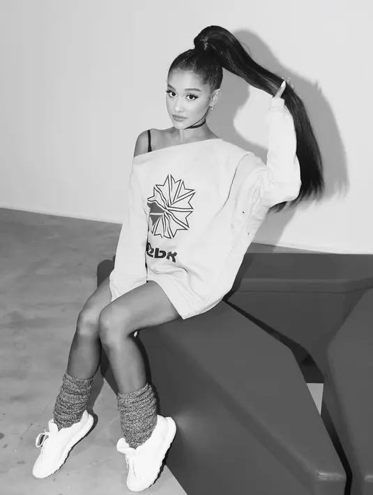 "Ia hanya ingin sehat dan vakum dari media sosial. Saat album dan turnya siap diumumkan, ia akan kembali update," lanjutnya. (instagram/arianagrande)