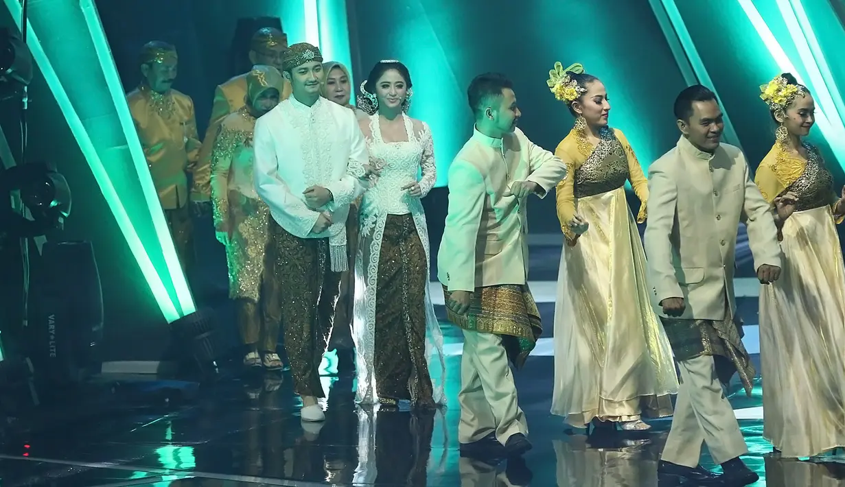 Dokumentasi video proses ijab Kabul  Dewi Perssik dan Angga Wijaya juga turut diputar dalam acara resepsi pernikahan mereka di atas panggung. (Bambang E.Ros/Bintang.com)
