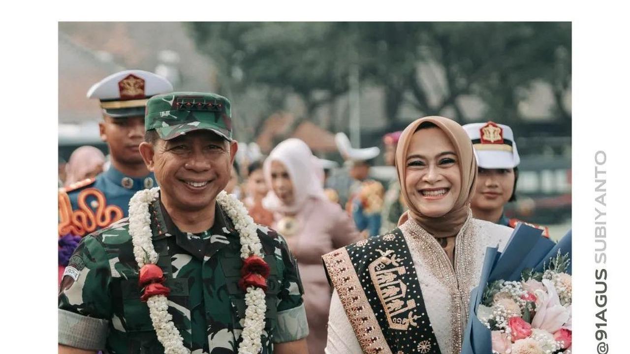 Panglima TNI Jenderal TNI Agus Subiyanto bersama sang istri, Evi Sophia Indra berkunjung ke Akademi Angkatan Laut, Surabaya belum lama ini.