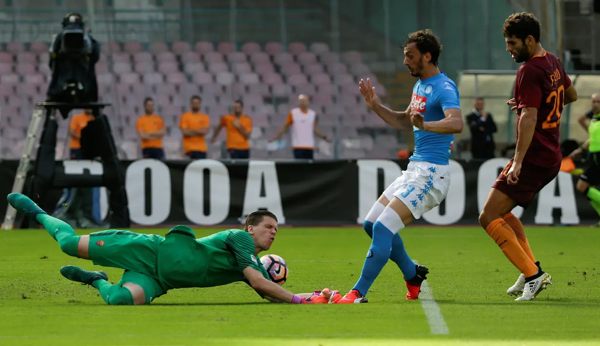 Aksi kiper AS Roma, Wojciech Szczesny menghadang sepakan pemain Napoli,Manolo Gabbiadini   pada lanjutan Serie A Italia di San Paolo Stadium, Naples (15/10/2016). (REUTERS/Max Rossi)