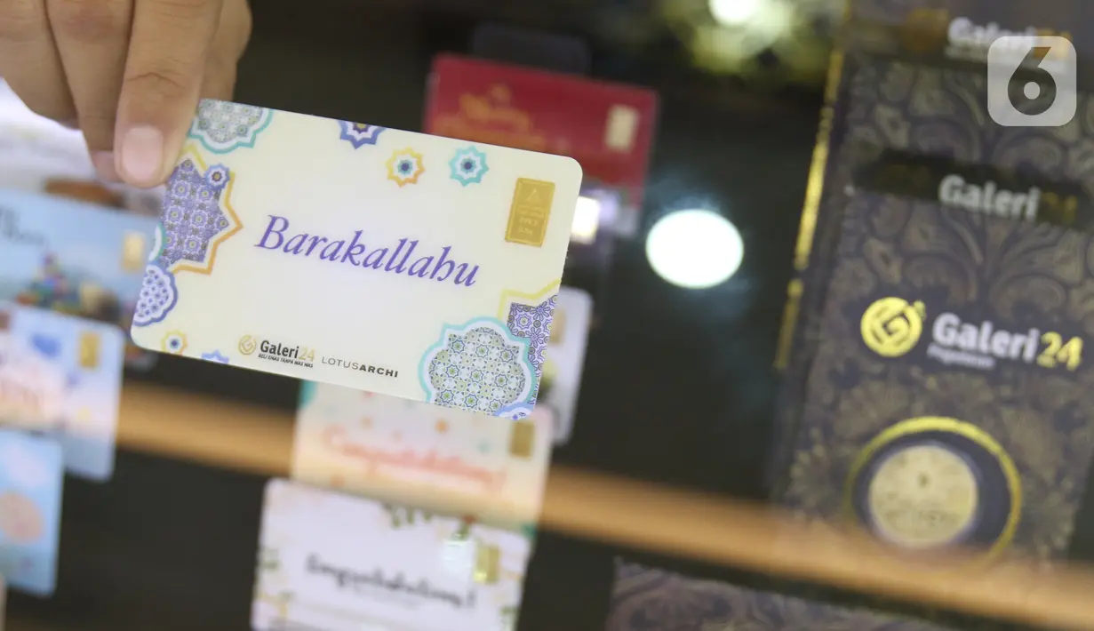 Seorang petugas menunjukkan koleksi emas batangan di Galeri 24 Pegadaian, Jakarta, Jumat (25/3/2022). Harga emas Antam di Pegadaian kembali naik. Hari ini harga emas Antam naik Rp 6.000 menjadi Rp 1 juta per gram, pada 25 Maret 2022. (Liputan6.com/Angga Yuniar)