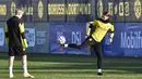 Gelandang Borrusia Dortmund, Marco Reus dan Julian Brandt saat mengikuti sesi latihan tim di tempat latihan di Dortmund, Jerman, Selasa (3/11/2020). Dortmund akan bertanding melawan Club Brugge pada grup F Liga Champions di Jan Breydel Stadion, Belgia. (AP Photo/Martin Meissner)