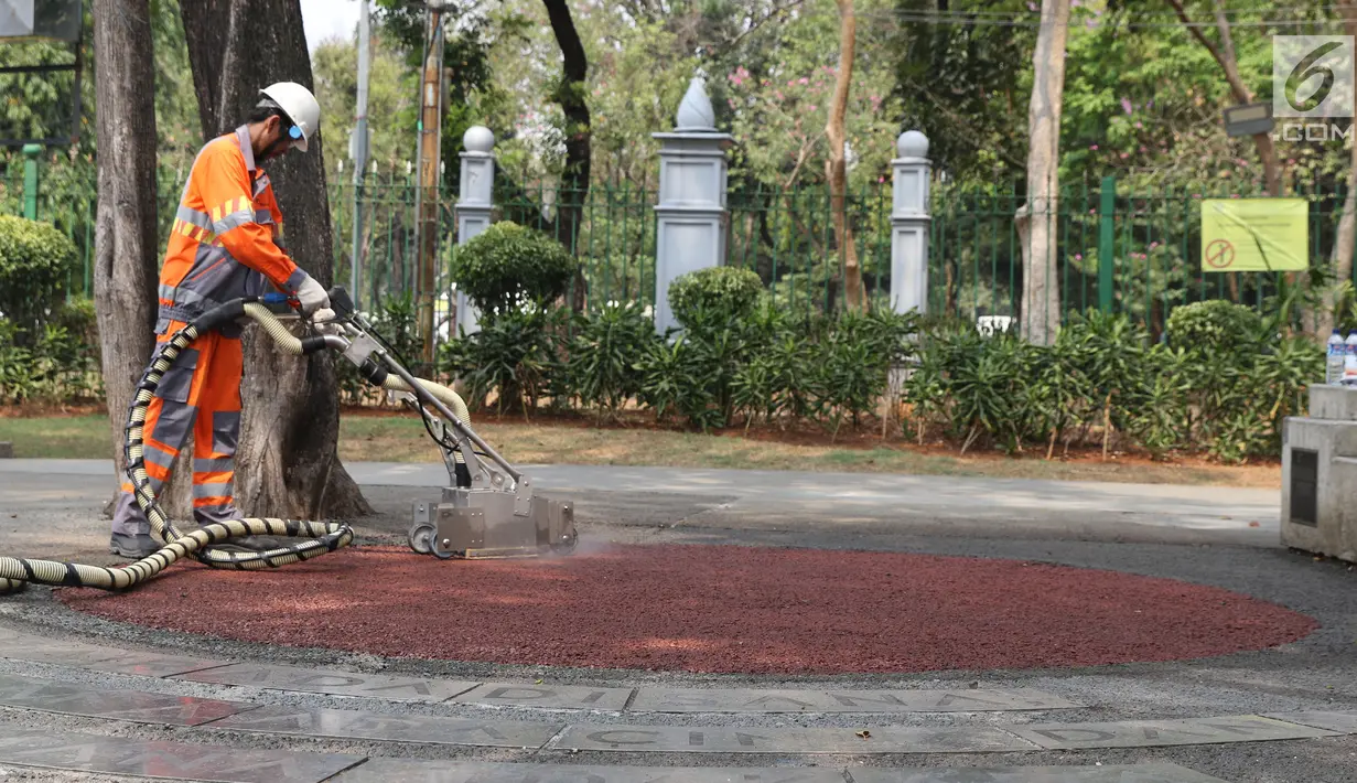 Petugas menggunakan alat ThruKlin untuk membersihkan beton berpori di area Taman Pandang Istana, Jakarta, Kamis (2/8). Alat pembersih ThruCrete atau beton berpori ini diujicoba penggunaannya. (Liputan6.com/Helmi Fithriansyah)