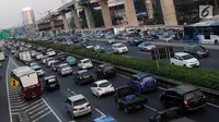 Suasana arus lalu lintas di Tol Dalam Kota Jalan Jend Gatot Subroto, Jakarta, Selasa (18/6/2019). Menurut, TomTom Traffic Index penurunan ini membuat Jakarta turun tiga level, jika 2017 lalu berada di peringkat empat, maka 2018 turun ke posisi tujuh kota termacet. (Liputan6.com/Helmi Fithriansyah)