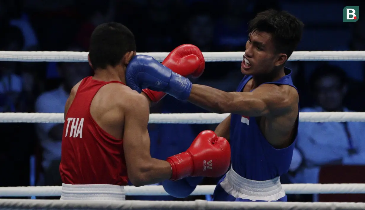 Petinju Indonesia, Farrand Papendang, beradu pukul dengan petinju Thailand, Khunatip Pidnuch, pada semifinal kelas 60 kg SEA Games 2019 di PICC Forum, Manila, Minggu (8/12). Farrand kalah dengan poin 139-146. (Bola.com/M Iqbal Ichsan)