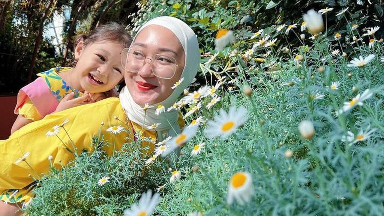 Ada juga yang dibuat salfok dengan penampilan Dian pelangi. Penampilannya begitu cantik.