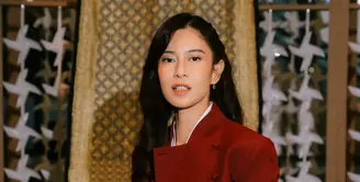 Dian Sastrowardoyo buktikan beskap bisa digunakan untuk menunjang aktivitas sehari-hari. Penggunaan beskap tak melulu untuk gaya formal melainkan juga edgy [@therealdisastr]