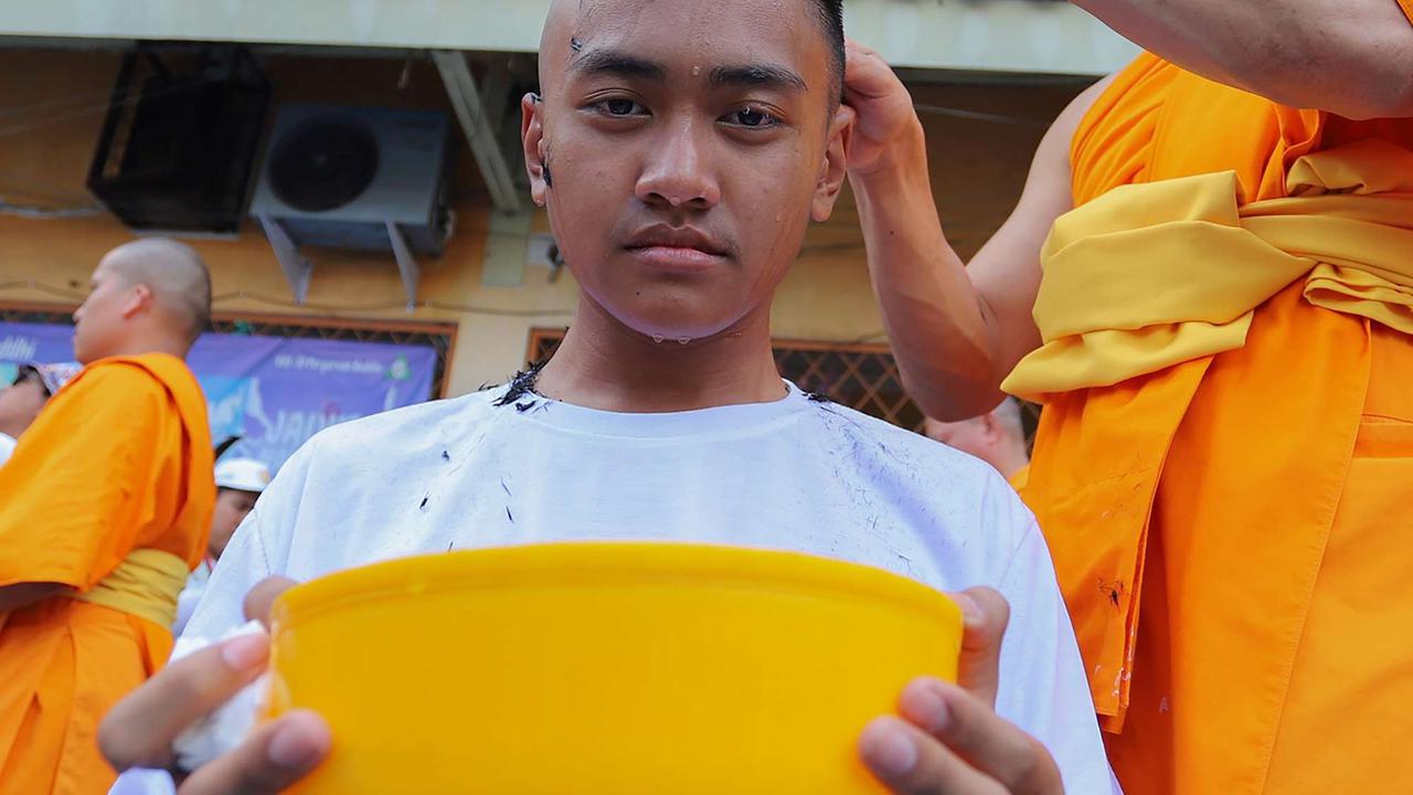 Calon Bikkhu cukur rambut jelang Pabbajja Samanera Sementara