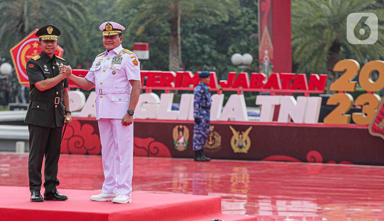 Sejumlah tokoh terlihat hadir di acara sertijab Panglima TNI, seperti Menko Polhukam Mahfud MD, Kapolri Jenderal Listyo Sigit Prabowo, dan dua eks Panglima TNI Jenderal (Purn) Gatot Nurmantyo serta Marsekal (Purn) Hadi Tjahjanto. (Liputan6.com/Faizal Fanani)