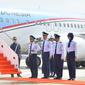Presiden Jokowi menuruni tangga pesawat Kepresidenan saat tiba di Bandara Internasional Jawa Barat (BIJB) Kertajati, Majalengka, Kamis (24/5). Pesawat kepresidenan resmi menjadi pesawat pertama yang mendarat bandara tersebut. (Liputan6.com/Pool/Setpres)