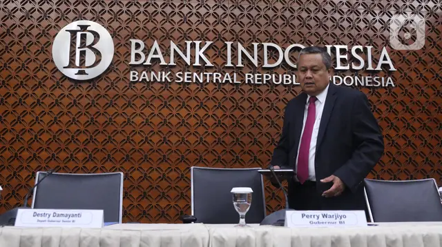 Gubernur Bank Indonesia Perry Warjiyo bersiap menyampaikan hasil Rapat Dewan Gubernur (RGD) Bank Indonesia di Jakarta, Kamis (19/12/2019). RDG tersebut, BI memutuskan untuk tetap mempertahankan suku bunga acuan 7 Days Reverse Repo Rate (7DRRR) sebesar 5 persen. (Liputan6.com/Angga Yuniar)