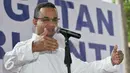 Cagub DKI Jakarta, Anies Baswedan memberikan pidato saat memperingati Hari Antikorupsi Internasional di Jalan Cicurug, Jakarta, Jumat (9/12). Anies berbagi kisah tentang stafnya yang jujur. (Liputan6.com/Yoppy Renato)