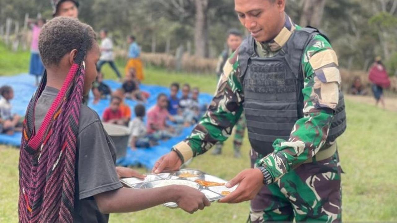 Prajurit TNI Siapkan Makan Gratis Papua Pedalaman, Pererat Silaturahmi di Lanny Jaya