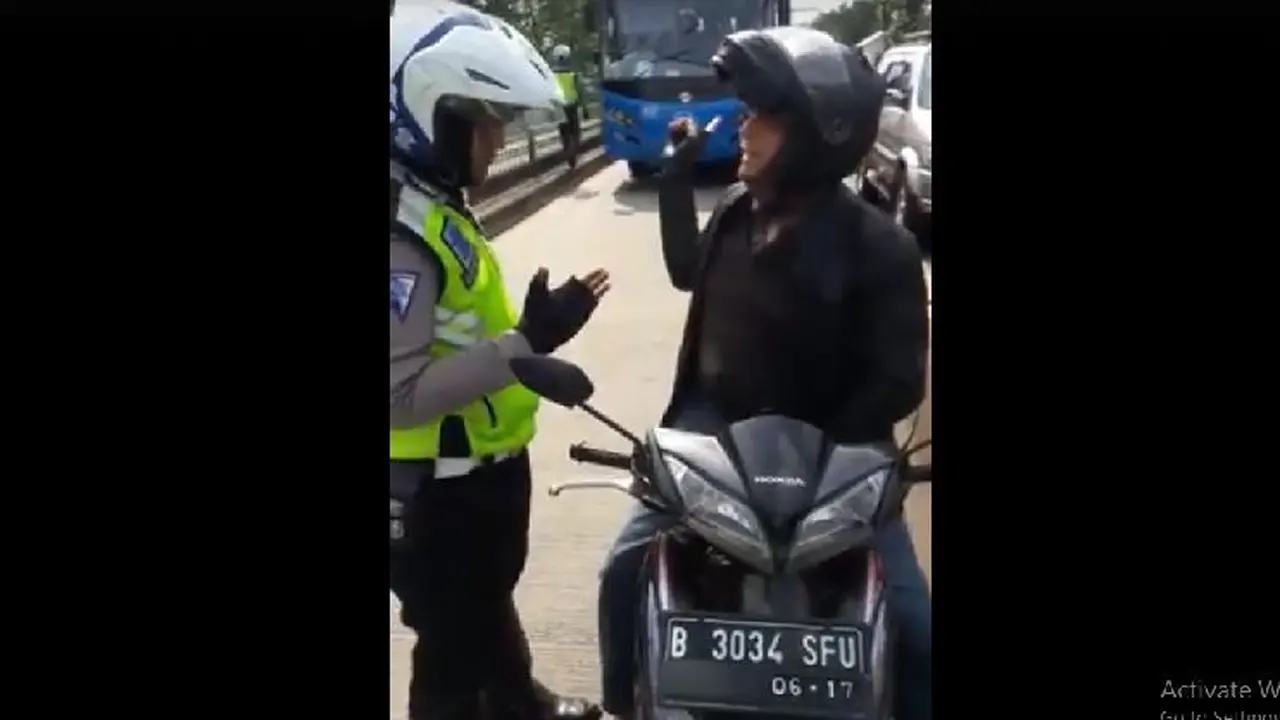 Lucu, Ditilang Polisi Masuk Busway Pemotor Ini Bilang Bayar Pajak (Foto:Istimewa)