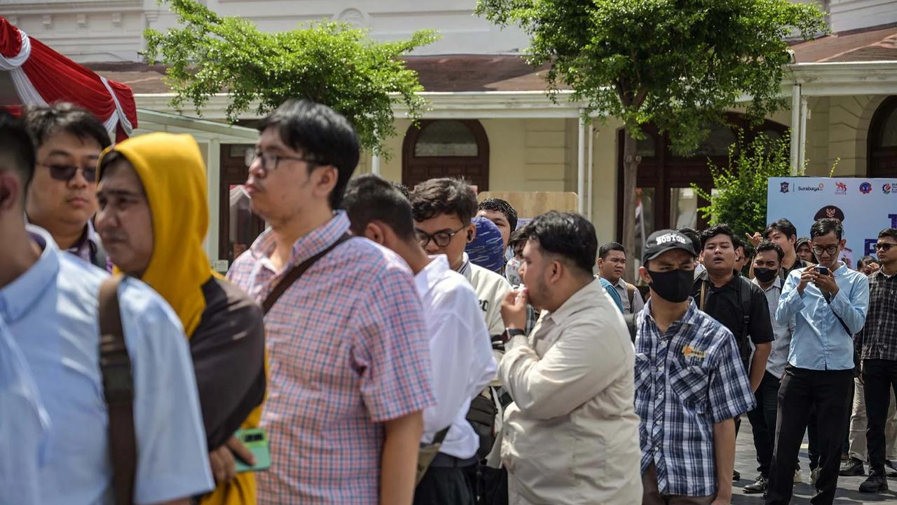 FOTO: Antrean Pencari Kerja Mengular di Job Fair Surabaya 2026