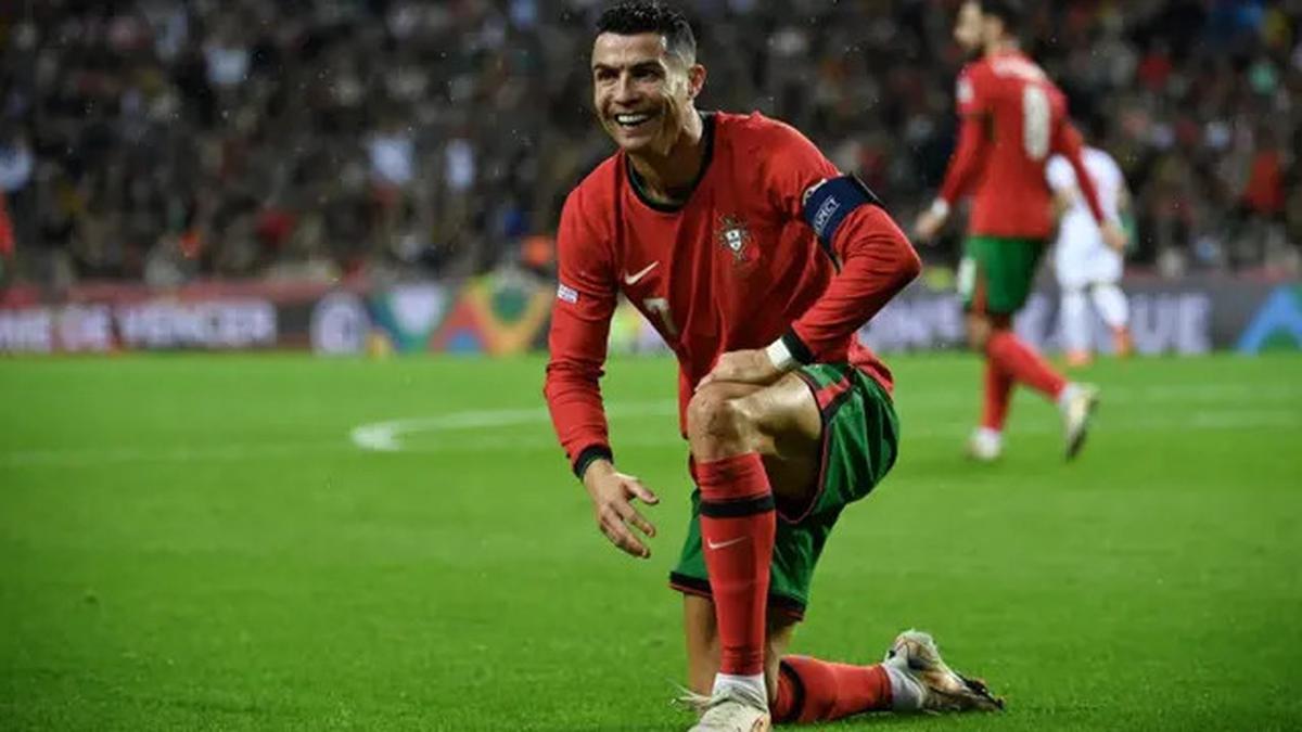 Cetak Gol ke Gawang Portugal, Rasmus Hojlund Lakukan Selebrasi Siu di Depan Cristiano Ronaldo: Niatnya Mengejek Nih?