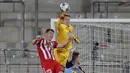 Kiper SC Freiburg, Alexander Schwolow, menepis bola saat melawan Borussia Monchengladbach pada laga lanjutan Bundesliga di Freiburg, Jumat (5/6/2020) waktu setempat. Monchengladbach kalah 0-1 atas Freiburg. (AFP/Ronald Wittek/Pool)