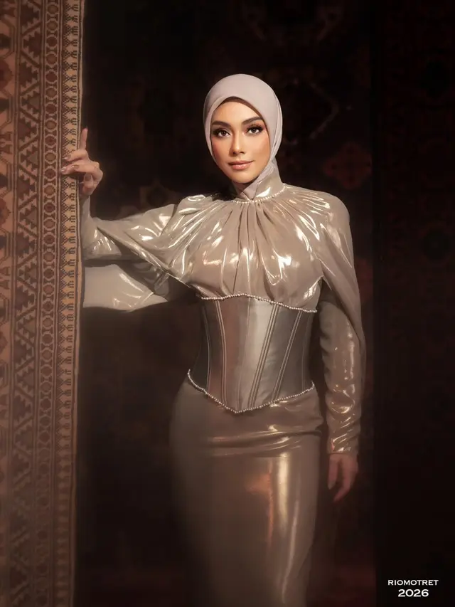 Celine Evangelista Pakai Gaun Cape Elegan