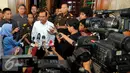 Jaksa Agung, M Prasetyo saat ditanya wartawan terkait lima calon dari pihak Kejaksaan Agung yang akan mengikuti seleksi calon komisioner KPK di Gedung Kejasaan Agung RI, Jakarta, Selasa (23/6/2015). (Liputan6.com/Yoppy Renato)