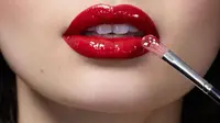 Intip cara pintar memperbaiki lipstik patah berikut ini.