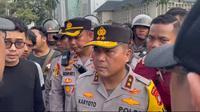 Kapolda Metro Jaya Irjen Karyoto  sempat menemui massa demonstrasi ojek online atau ojol di Patung Kuda kawasan Monumen Nasional (Monas), Jakarta Pusat. (Liputan6.com/Nanda Perdana Putra).