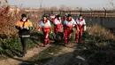 Tim penyelamat membawa jasad korban pesawat Boeing 737 milik maskapai Ukraina yang jatuh di Shahedshahr, Iran, Rabu (8/1/2020). Seluruh orang yang berada dalam penerbangan tersebut dilaporkan tidak ada yang selamat. (AP Photo/Ebrahim Noroozi)